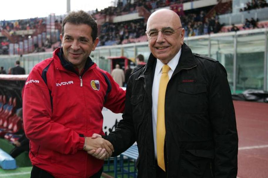 Adriano Galliani stringe la mano ad Antonio Pulvirenti, l’ad rossonero sembra aver ritrovato il sorriso